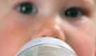 Kleinkinder sollten nur Babyflaschen oder Schnuller mit der Aufschrift BPA frei bekommen.  Foto: dpa
