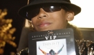 Miguel Cervantes zeigt - natürlich in stilechtem Outfit - stolz sein Ticket für die Premiere vom Michael Jackson-Film This is it. Foto: ap