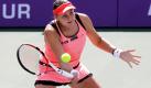 Die Russin Nadia Petrova spielt während des Viertelfinales der Hansol Korea Open im südkoreanischen Seoul den Ball ins Feld ihrer Gegnerin Kirsten Flipkens aus Belgien. Petrova konnte das Spiel für sich entscheiden und siegte mit 6:2 und 6:1. Foto: ap