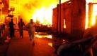 Flammen breiten sich auf einem Markt im pakistanischen Peschawar aus. Das Feuer ist an einem Stand, an dem Holz verkauft wurde, ausgebrochen. Foto: dpa