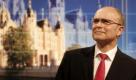 Erwin Sellering (SPD), Ministerpraesident von Mecklenburg-Vorpommern, steht am Sonntag (04.09.11) im ARD-Wahlstudio in Schwerin vor einem Bild des Landtages. Die Sozialdemokraten sind bei der Landtagswahl die mit Abstand staerkste Kraft geworden und werden im Nordosten auch kuenftig regieren. (zu dapd-Text) Foto: Jens KoehlWahl MVer/dapd Foto: dapd