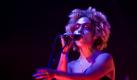 Massive Attack hatten auch ein paar Gäste mitgebracht. So unterstützte etwa Sängerin Martina Topley Bird die Band aus Bristol. Ihr Make-Up hatte sie dem Ort des Geschehens angepasst, denn ihr Gesicht schillerte wie eine Metallmaske. Foto: ddp