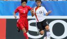 Sylvia Arnold (r) behauptet den Ball gegen Un Hui Hyon aus Nordkorea. Ein Jahr vor der Frauenfußball-WM in Deutschland feiert der deutsche Nachwuchs seine kleine Party. Bei der U 20-WM trifft die Elf von Maren Meinert im Halbfinale auf Südkorea. Herausragend präsentiert sich bisher Stürmerin Alexandra Popp, die schon sieben Tore erzielte. Foto: dpa
