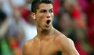 Cristiano Ronaldo ist der Star der portugiesischen Nationalmannschaft. Mit großen Gesten und viel Gel im Haar polarisiert er die Massen. Doch eines hat er unbestritten: einen durchtrainierten Waschbrettbauch. Foto: dpa