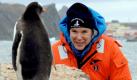 ARCHIV - Fürst Albert II. von Monaco beobachtet einen Pinguin während seines Besuches in der Antarkitsregion Chiles (Archivfoto vom 07.01.2009). Erst der Nordpol, dann der Südpol: Fürst Albert II. von Monaco ist der erste amtierende Staatschef, der in seiner Amtszeit alle fünf Kontinente inklusive beider Pole besucht hat. Mit seiner ungewöhnlichen Dienstreise will Albert auf die Folgen des Klimawandels aufmerksam machen. 26 Forschungsstationen aller Herren Länder stehen auf dem Programm seiner vierwöchigen Reise unter Extrembedingen ans südliche Ende der Erde. EPA/Jean-Christophe Dimino EDITORIAL USE ONLY (zu dpa-Korr.-Bericht: 'Dienstreise an den Südpol - Fürst Albert engagiert sich im Klimakampf ' am 15.01.2009) +++(c) dpa - Bildfunk+++ Foto: dpa