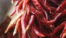 Scharfe Gewürze wie Chilis treiben einem schnell den Schweiß auf die Stirn und unter die Achseln. Wer zu Mief neigt, sollte seiner Vorliebe für scharfes Essen öfter mal abschwören. Foto: ddp