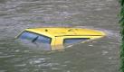 Im Hochwasser der Neiße schwimmt unweit der Uferstraße in Görlitz ein gelbes Auto. Foto: dpa