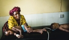 Seit mehr als zwei Jahren beschftigt sich der Franzose William Daniels mit den Auswirkungen der Malaria-Epidemien in Afrika. Sein von Unicef prmiertes Foto zeigt eine Mutter in Sierra Leone mit ihrem kranken Kind. Unicef zufolge sterben allein in Afrika jedes Jahr 800.000 Kinter unter fnf Jahre an der Tropenkrankheit. Foto: Unicef