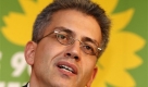 ** ARCHIV ** Tarek Al-Wazir, Fraktionsvorsitzender der Gruenen in Hessen, spricht am 24. Okt. 2008 nach Koalitionsverhandlungen mit der SPD bei Wiesbaden zu Medienvertretern. Der 38-jaehrige Sohn einer deutschen Lehrerin und eines jemenitischen Geschaeftsmanns gilt als das groesste politische Talent in Hessen neben CDU-Ministerpraesident Roland Koch. Immer wieder zeichnet sich Al-Wazir als scharfzuengiger Redner und Analytiker aus. Partei und Fraktion der hessischen Gruenen hat er wie niemand zuvor zu einen vermocht. (AP Photo/Daniel Roland, Archiv) --- ** FILE ** In this Oct. 24, 2008 file photo Tarek Al-Wazir of the Green Party addresses the media after his coalition talks with the Social Democratic Party SPD in Wiesbaden. (AP Photo/Daniel Roland, File) Foto: ap