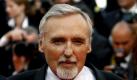 1936-2010
Filme wie Easy Riderund Blue Velvet machten Dennis Hopper weltberühmt. Für seine Schauspielleistung wurde er zwei Mal für den Oscar nominiert. Zu seinen Freunden zählten unter anderem James Dean und Jack Nicholson. Im Mai dieses Jahres verstarb Dennis Hopper an den Folgen von Prostatakrebs. Nur wenige Wochen zuvor hatte er einen Stern auf dem berühmten Hollywood Walk of Fame bekommen. Foto: dpa