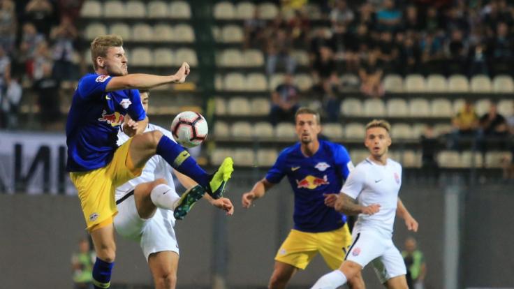 Timo Werner (l) von RB Leipzig wird von einem Spieler von Luhansk bedrängt.