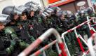 Polizisten sichern die Marschroute einer NPD-Demonstration in Berlin. Foto: dpa