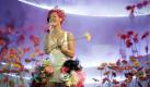 Hält sich Rihanna für die Königin des Pop? Oder warum trug sie bei ihrem Auftritt eine Krone auf dem Kopf? Im weißen Minikleid mit gewöhnungsbedürftiger kurzer Blumenschleppe zeigte sie ordentlich Dekolleté. Foto: dpa