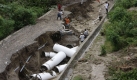 Bei einem Hurrikan sind in El Salvador mindestens 90 Menschen ums Leben gekommen. Hier wurde eine Straße von Überflutungen zerstört. Foto: ap