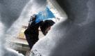 Ende des Schnees in Sicht: Eine Frau kratzt in Nürnberg Eis und Schnee von der Windschutzscheibe eines Autos. Nach Angaben der Meteorologen ist bis Samstag mit weiteren, zum Teil kräftigen Schneefällen zu rechnen. Foto: dpa