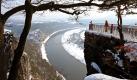Eine Frau schaut mit ihren Kindern bei sonnigem Winterwetter von der Bastei im sächsischen Elbsandsteingebirge auf die Felslandschaft mit der Elbe im Hintergrund. Das eisige Winterwetter soll auch in den nächsten Tagen anhalten. Foto: dpa