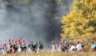 Darsteller in historischen Soldatenuniformen gehen in Markkleeberg südlich von Leipzig für die Nachstellung der Völkerschlacht bei Leipzig im Jahre 1813 in Stellung. Militärhistorische Vereine aus Deutschland und Europa stellten mit mehreren hundert Darstellern in originalgetreuen Uniformen das Kriegsgeschehen um Napoleons Feldzug dar.  Foto: dapd