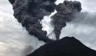 Der Vulkan Mount Sinabung auf der indonesischen Insel Sumatra ist am Montag zum zweiten Mal ausgebrochen. Die zuständige Behörde teilte weiter mit, dicke Rauchwolken seien bis zu 2000 Meter hoch in den Himmel gestiegen.

Die mehr als 20 000 geflüchteten Anwohner durften aus Sicherheitsgründen nicht nach Hause zurückkehren. Der Mount Sinabung war am Sonntag zum ersten Mal seit 400 Jahren ausgebrochen. Er schleuderte Rauch und Asche 1500 Meter hoch in die Luft. Die Behörden riefen die höchste Alarmstufe aus. Mindestens zwei Menschen starben.

Mount Sinabung spews hot clouds of ashes in the district of Tanah Karo outside the city of Medan, North Sumatra, Indonesia, on 30 August 2010. Mount Sinabung on the Indonesian island of Sumatra on 30 August erupted for a second time, forcing more than 20,000 people to remain in evacuation centres, officials said. The Volcanology and Geological Disaster Mitigation Centre said Sinabung's second eruption occurred at 6:30 am (2330 GMT Sunday), belching a column of smoke up to 2,000 metres into the sky. The 2,451-metre-high volcano erupted for the first time in more than four centuries early Sunday, prompting the evacuation of thousands of residents from its slopes. EPA/ADE SAHPUTRA +++(c) dpa - Bildfunk+++ Foto: dpa
