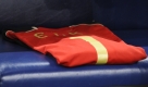 Als ein Zeichen der Anteilnahme lag das Trikot des beliebten Torhüters während der gesamten Partie auf der Ersatzbank. Foto: dpa