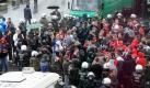 Polizisten müssen auch nach dem Spiel noch randalierende Fans trennen  Foto: dpa