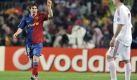 Klare Verhltnisse: Lionel Messi (l.) schiet fr Barcelona Tore, Franck Ribry muss zuschauen. Foto: dpa