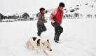 Alex Nahuelcura, left, and his borther Daniel walk through snow in Lonquimay, Chile, Monday, July 25, 2011. Chile's government declared Lonquimay under emergency after a strong snowstorm hit the town. Snow has reached 2.3 meters high and around 16,000 people are isolated in the area according to authorities. (AP Photo/Carlos Succo)

Schneemassen in Chile: 

2 Jungen gehen durch den Schnee in Lonquimay, Chile. Chiles Regierung erklärte Lonquimay im Notstand nach dem einem starken Schneesturm die Stadt stark traf. Die Schneemassen erreichen 2,3 Meter. Laut Behörden sollen über 16.000 Menschen in der Region isoliert leben.

 Foto: dapd