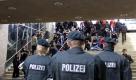 Polizisten stehen am Samstag (04.09.10) auf dem Hauptbahnhof in Dortmund linksgerichteten Demonstranten gegenueber. Das Bundesverfassungsgericht in Karlsruhe hat in einer Eilentscheidung die fuer Samstagmittag geplante Demonstration von Rechtsextremisten in Dortmund erlaubt. Dies teilte die Dortmunder Polizei mit. Man werde nun 'alles unternehmen, um Gewalt zu verhindern und allen Buergerinnen und Buergern ihr Recht auf friedliche Demonstrationen zu ermoeglichen'. Am Freitag (03.09.10) hatte das Verwaltungsgericht Gelsenkirchen das von der Polizei verhaengte Demonstrationsverbot noch bestaetigt. Anlaesslich des Jahrestags des Beginns des Zweiten Weltkriegs, am 1. September, hatten Rechtsextreme von Freitag (03.09.10) bis Sonntag (05.09.10) mehrere Veranstaltungen in Dortmund geplant. (zu ddp-Text) Foto: Rene Werner/ddp Foto: ddp