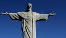 Jesus wacht über diese Stadt und lässt doch zu, dass es soviel Elend und Kriminalität gibt. Seine 38 Meter hohe Statue auf dem Corcovado ist neben dem Zuckerhut das Symbol der Stadt und eins der sieben Weltwunder der Neuzeit. Foto: dpa