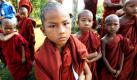 Buddhistische Novizen harren in der burmesischen Stadt Myawaddy nahe der thailändischen Grenze aus. Zwei Tage nach den ersten Wahlen seit zwanzig Jahren in Birma liefern sich Militärs und Rebellen der Karen-Minderheit noch immer erbitterte Kämpfe an der Grenze zu Thailand. Foto: dpa