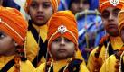 Traditionell gekleidete Sikh-Kinder nehmen an einer Prozession in Amritsar in Indien teil. Gefeiert wird der 344. Geburtstag des letzten großen Gurus der Sikh, Sri Guru Gobind Sigh Ji. Foto: dpa