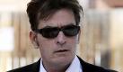 Charlie Sheen mit Notarztwagen ins Krankenhaus
Vorspann: 	
Text: 	

Los Angeles (dpa) - Hollywoodstar Charlie Sheen (45) ist am Donnerstag mit dem Notarztwagen ins Krankenhaus gebracht worden. Sein Sprecher Stan Rosenfield, teilte dem Internetdienst «Tmz.com» mit, dass der Schauspieler in der Notaufnahme des Cedars-Sinai Hospitals in Los Angeles behandelt werde.

Als Grund nannte er «starke Unterleibsschmerzen». Nachbarn erzählten laut «Tmz.com», dass im Haus des Hollywoodstars bis in die frühen Morgenstunden hinein gefeiert wurde. Dabei seien auch Drogen im Spiel gewesen. «Dazu kann ich nichts sagen, denn ich habe keine Ahnung, ob das stimmt», sagte Rosenfield. Er würde fremden Quellen keinen Glauben schenken.

Sheen, einer der höchstbezahlten US-Serienstars, sorgte in den letzten Monaten immer wieder für Schlagzeilen. Der «Two and a Half Men»-Darsteller war im Oktober nach Handgreiflichkeiten mit einer Begleiterin in einem New Yorker Hotel ins Krankenhaus gebracht worden. Sein Agent sprach damals von einer «unerwünschten Arzneimittelwirkung».

Im vorigen Jahr reichte er die Scheidung von seiner dritten Frau, Brooke Mueller, ein. Sie sind Eltern der knapp zweijährigen Zwillinge Bob und Max.
Ressort: 	VIP
Schlagworte: 	Leute/Prozesse/USA/ Foto: dpa
