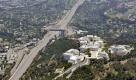 Die Interstate 405 in Los Angeles, eine der meist befahrenen Autobahnen in den USA, ist an diesem Wochenende aufgrund von Bauarbeiten gesperrt. Ganze 16 Kilometer sollen für 53 Stunden nicht passierbar sein. Die Amerikaner rechnen mit einem Carmageddon - Car (Auto) und Armageddon (hier sinngemäß: Katastrophe). Bisher blieb jedoch alles ruhig. Foto: dapd