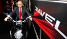 Mirko Bordiaga, Chef von Ducati Asia Pacific, setzte sich nach der Präsentation des neuen Ducati Diavel Superbikes in der südindischen Stadt Bangalore selbst auf den Rennflitzer. Der italienische Hersteller steigt mit dem neuen Modell in den indischen Sport-Motorrad-Markt ein. Die schicke Maschine wird umgerechnet etwa 35.000 Euro kosten. Foto: dpa