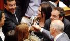Bei einem Gipfel in Brüssel beschließen die EU-Staats- und Regierungschefs im Juni und Juli 2011 ein weiteres milliardenschweres Hilfsprogramm für Athen. Das griechische Parlament stimmt dem Sparprogramm der Regierung zu. Die Chefs der Euro-Länder einigen sich bei einem Krisentreffen darauf, dass die neuen Hilfsmaßnahmen einen Umfang von 109 Milliarden Euro haben sollen. Ein Ende der Krise ist trotzdem nicht in Sicht. Foto: dpa