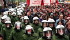 Das Archivbild zeigt etwa 1000 Demonstranten, begleitet von einem massiven Polizeiaufgebot, am 1.5.1997 im Berliner Stadtbezirk Kreuzberg. Ein Bündnis verschiedener Gruppen aus dem linken politischen Spektrum hatte zu dem Marsch aus Anlaß des zehnten Jahrestages des sogenannten 'Revolutionären 1. Mai' in der Hauptstadt aufgerufen. In Kreuzberg kam es zu Rangeleien mit der Polizei, 15 Personen wurden festgenommen. Am kommenden Wochenende (01.05.2000) sollen 6 000 Sicherheitskräfte die fast traditionellen Ausschreitungen in Berlin verhindern. Foto: dpa