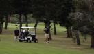 Barack Obama golft sich ins Jahr 2010: Auf dem Course des Mid Pacific Country Club in Kailua, Hawaii, schlägt er zum 18. Loch ab. Foto: ap