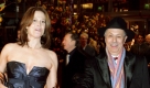 Die US-amerikanische Schauspielerin Sigourney Weaver (l) wird von Berlinale-Chef Dieter Kosslick am Donnerstag (09.02.2006) in Berlin über den roten Teppich im Berlinale-Palast geführt. Mit der Weltpremiere der britisch-kanadischen Koproduktion 'Snow Cake' begannen die 56. Internationalen Filmfestspiele. Foto: Jens Kalaene dpa/lbn +++(c) dpa - Bildfunk+++ Foto: dpa