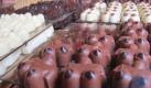 Brüste aus Schokolade liegen in den Auslagen im Laden «Swiet&Seksie» in Antwerpen (Belgien - Foto vom 10.03.2012). Belgiens Chocolatiers tüfteln nicht nur an Rezepten, sondern entwickeln auch ausgefallene Formen. Besonders gerne werden gerade Körperteile vernascht. Foto: Doreen Fiedler dpa (zu dpa-KORR.: «Schlüpfriges im Schokoladenland» vom 03.05.2012) +++(c) dpa - Bildfunk+++
 Foto: dpa