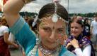Auf dem Gelände des Open-Air-Festivals 'Przystanek Woodstock 2005' ('Haltestelle Woodstock 2005') in der polnischen Grenzstadt Kostrzyn (Küstrin) tanzt am Donnerstag (04.08.2005) Radha Madhava aus Indien von der Bewegung Hare-Krishna. In der Stadt, die nur 80 Kilometer östlich von Berlin liegt, findet am 05. und 06. August Polens größtes Musikspektakel statt. Veranstaltet wird das Festival, zu dem etwa 400.000 Besucher erwartet werden, von der Stiftung 'Großes Orchester der Weihnachtshilfe'. Der Eintritt ist kostenlos. Unter dem Motto 'Liebe, Freundschaft, Musik' treten laut Cheforganisator Jurek Owsiak an zwei Tagen etwa 30 Rock- und Folkbands aus Polen, Deutschland, der Ukraine und den USA auf. Darunter seien die Toten Hosen, Beatsteaks und Knorkator. 'Haltestelle Woodstock' ist aus einer wohltätigen Sammelaktion für Krankenhäuser entstanden. Foto: Patrick Pleul dpa/lbn +++(c) dpa - Bildfunk+++  Foto: dpa