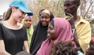 Angelina Jolie im Gespräch mit Kindern in einem kenianischen Flüchtlingslager.
 Foto: ap