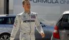Bei viel Sonnenschein geht Michael Schumacher durch das Fahrerlager in Jerez. Hier testet der Formel-1-Pilot sich und seinen neuen Dienstwagen. Foto: dpa