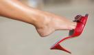 Diese wunderbaren Riemchensandalen, diese entzückenden Highheels: Wenn nur unsere Füße nicht so dick und die Fesseln so unförmig wären. Aber auch hier gibt es einen einfachen Trick: Fünfzig Gramm Petersilie in etwas Wasser kochen und vor dem Schlafen eine Kompresse mit dem Aufguss tränken. Alles mit einer elastischen Binde fixieren und über Nacht einwirken lassen. Am nächsten Morgen kann man das Ergebnis bestaunen - und voller Stolz die neuen Schuhe tragen.   Foto: iStockphoto