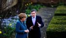 Der britische Premierminister Gordon Brown begrüßt Bundeskanzlerin Angela Merkel auf  seinem Landsitz im englischen Ellesborough. Brown und Merkel wollen sich dort über internationale Angelegenheiten sowie wirtschafts- und finanzpolitische Fragen verständigen.  Foto: dpa