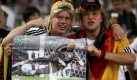 ARCHIV - Fußball-Weltmeisterschaft Qualifikation Gruppe 4: Deutschland-Aserbaidschan am 09.09.2009 in der AWD-Arena in Hannover: Fans der deutschen Nationalmannschaft halten ein Poster mit dem Torwart Robert Enke hoch. Nationaltorhüter Robert Enke hat sich am Dienstagabend (10.11.2009) bei Neustadt-Eilvese nach Angaben seines Beraters das Leben genommen. Die Polizei am gab früher am Abend bekannt, Enke sei gegen 18.25 Uhr an einem Bahnübergang bei Neustadt-Eilvese von einem Zug erfasst und tödlich verletzt worden. Foto: Kay Nietfeld dpa +++(c) dpa - Bildfunk+++ Foto: dpa