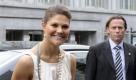 Crown Princess Victoria of Sweden arrives to attend the conference Climate and Jobs - The EU's Global Agenda held at the Palace of Fine Arts  in Brussels, Wednesday Sept. 9, 2009. At right is a security officer.  (AP Photo/Thierry Charlier) Foto: ap