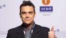 Der englische Popstar Robbie Williams (36) hat bekanntlich ein sehr gutes Verhältnis zu seiner Schwiegermutter Gwen Field. Die beiden teilen ihre Leidenschaft fürs Pokern und scheinen sich auch sonst bestens zu verstehen. Das erklärt, warum Williams überhaupt nichts dagegen gehabt haben soll, die Mutter seiner Frau Ayda in seiner Villa in Los Angeles aufzunehmen. Wie die Sun im Internet berichtet, hat Gwen Field finanzielle Probleme und kann angeblich die Hypothek auf ihr Haus nicht mehr zurückzahlen. Ein Insider bestätigte: Rob findet das (ihren Einzug) überhaupt nicht schlimm. Er spielt gern Karten mit ihr. Außerdem würde sich Robbies Schwiegermutter um die drei Hunde Wally, Maggie und Poops kümmern, wenn der wieder zu Take That zurückgekehrte Sänger und Ayda nicht zu Hause seien. (dpa) Foto: dpa
