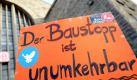 Baden-Württembergs grün-rote Landesregierung hat den neuen Kompromissvorschlag der Bahn zum Bauprojekt Stuttgart 21 zunächst abgelehnt. Bahnchef Rüdiger Grube hatte eine Aussetzung der gestoppten Bauarbeiten für den Bahnhofsneubau bis 15. Juli angeboten. Er verlangte dazu aber eine außerordentliche Sitzung des Lenkungskreises der Projektbeteiligten. Ein Regierungssprecher in Stuttgart sagte, an diesem Montag werde der Lenkungskreis nicht zusammenkommen. Foto: dpa