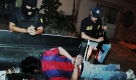 Polizeibeamte nehmen zwei Männer in Tegucigalpa, Honduras, fest. Sicherheitsbeamte entwaffnen große Teile der Bevölkerung, um friedliche Präsidentschaftswahlen am 29. November gewährleisten zu können. Foto: dpa