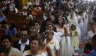 Bei einer Massenhochzeit in Managua in Nicaragua müssen sich die Brautpaare brav in der Schlange anstellen. Geduld ist gefragt, bevor sie sich am Altar das Eheversprechen geben können.  Foto: ap