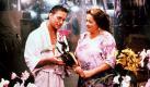 Marianne Sägebrecht ist 1989 in dem Kinofilm 'Der Rosenkrieg' als Haushälterin neben Michael Douglas (als Oliver Rose) zu sehen (Archivfoto von 1989). Sie selbst sieht sich schlicht als Volksfigur: Dabei hat die Schauspielerin alles, was zum Weltstar taugt. Das beweisen ihre vielen Rollen an der Seite internationaler Topstars. Doch für die bodenständige Münchnerin, die am Samstag (27.08.2005) ihren 60. Geburtstag feiert, zählt vor allem die Heimat. Selbst ein Angebot aus Hollywood konnte sie nicht für länger über den Teich locken. Konsequent und mit einem Schuss Anarchie, so sieht sich die in Starnberg geborene resolute Schauspielerin.
 Foto: dpa